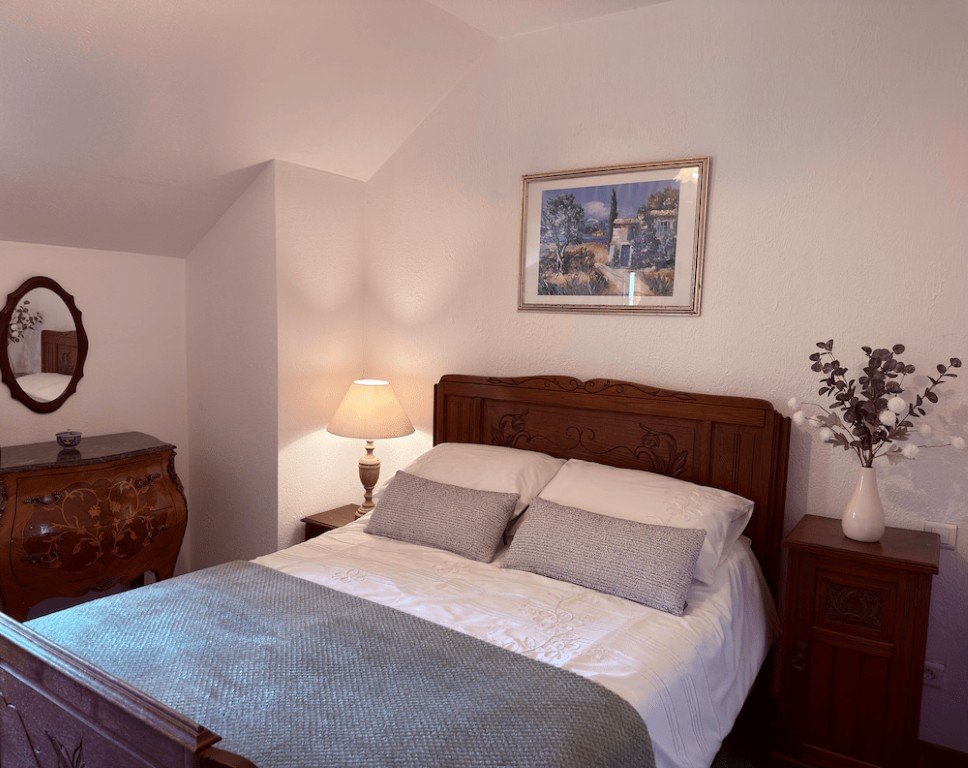Jacinthe bedroom - featured image on Privacy Policy page